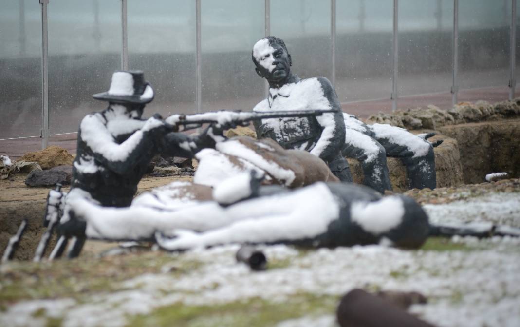 Çanakkale Savaşı'nın Tüm Detaylarını Gösteren Parkta Yer Alan, Bire Bir Boyutlardaki 40 Heykel Kar Yağışıyla Farklı Bir Görünüm 10